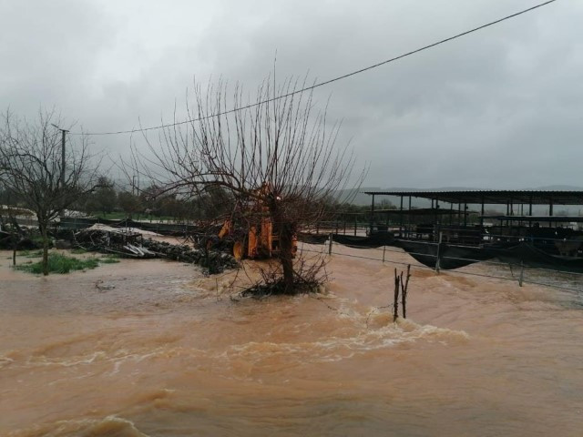 Bodrum'da sel duvarları yıktı su borularını patladı - Resim : 8