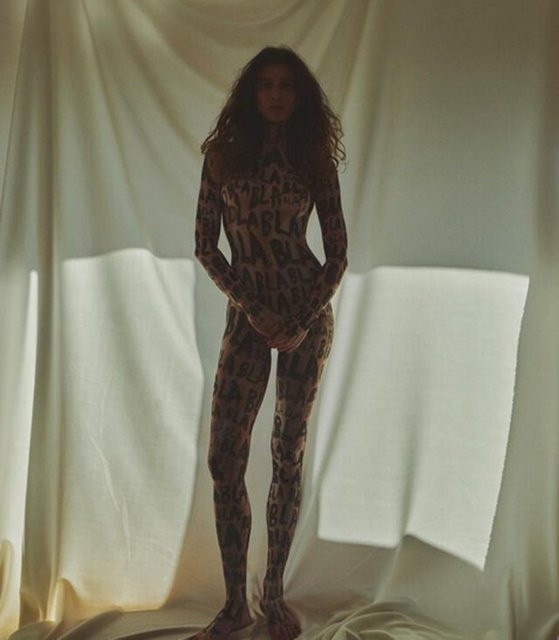 Berrak Tüzünataç, Balkonda Çırılçıplak Poz Verdi - Resim : 2