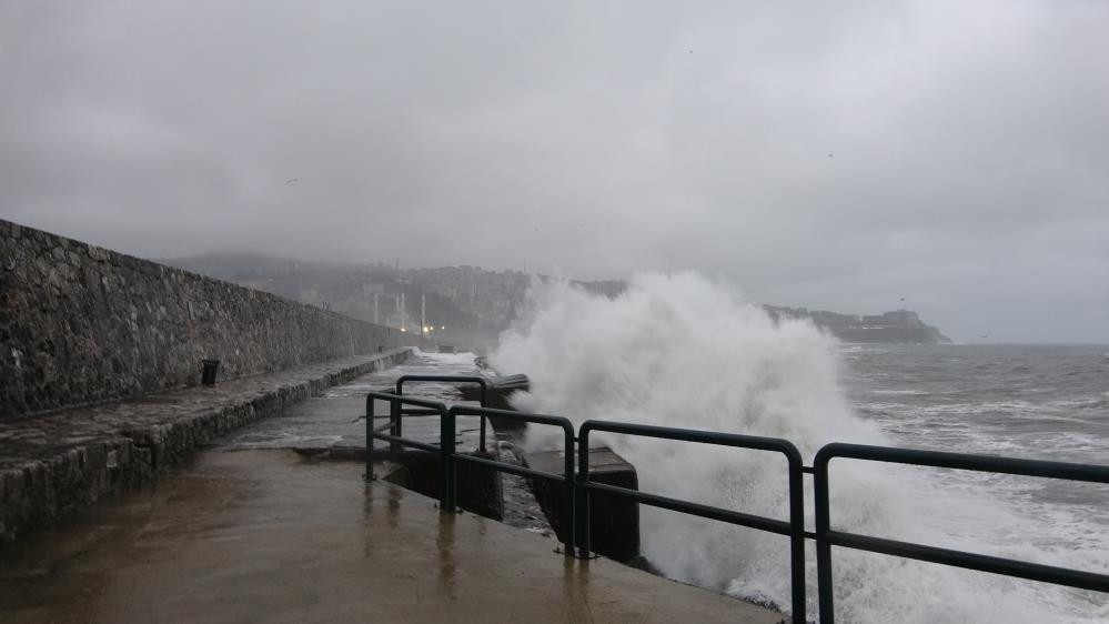 Dev dalgalar mendireği aştı - Resim : 3