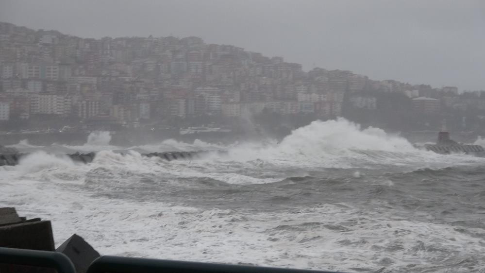 Dev dalgalar mendireği aştı - Resim : 5