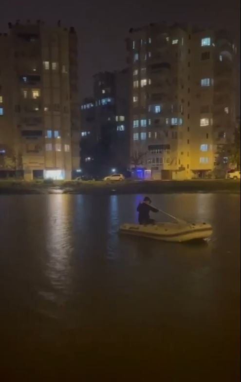 Sular altında kalan arazide biri yüzdü diğeri kürek çekti - Resim : 1