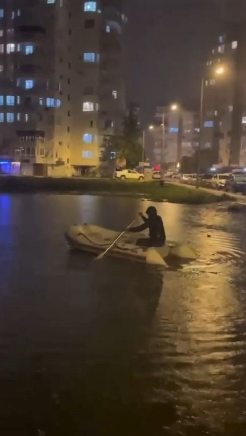 Sular altında kalan arazide biri yüzdü diğeri kürek çekti - Resim : 6