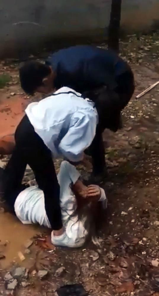 Liseli kızdan arkadaşına öldüresiye dayak - Resim : 4