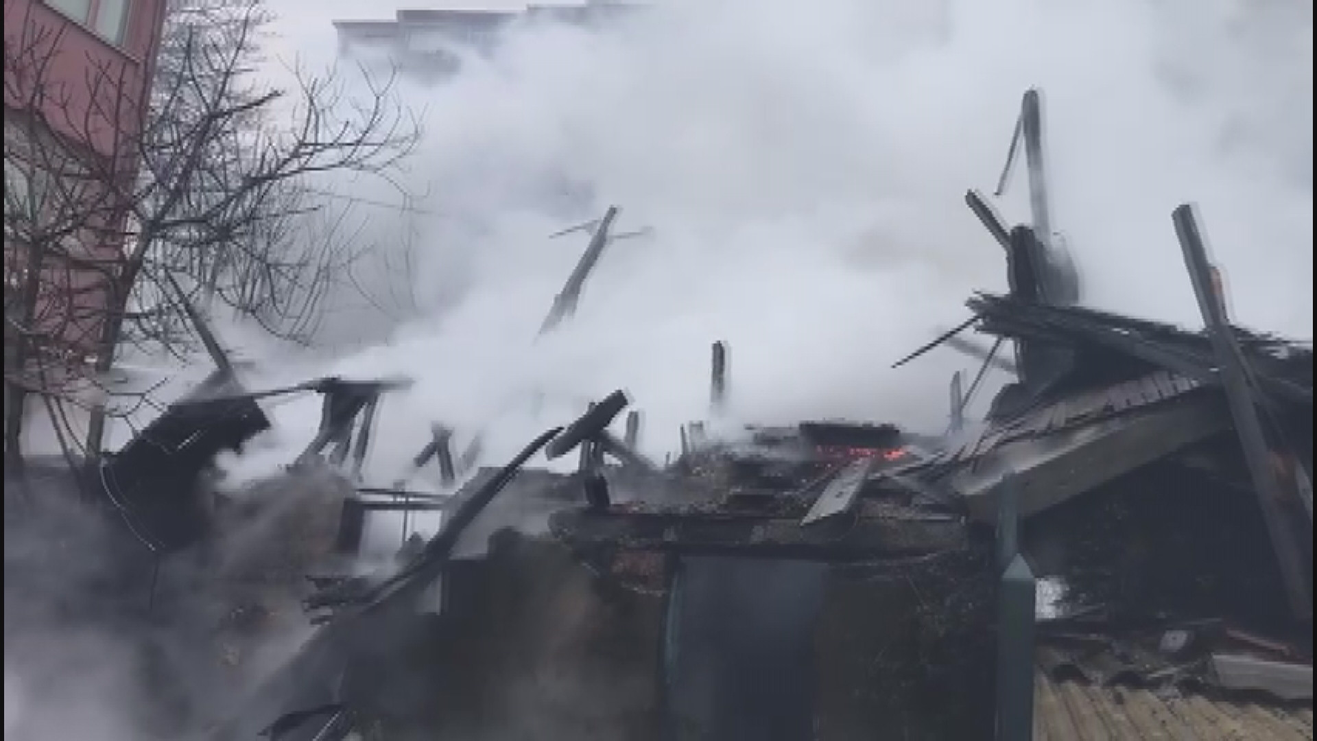 Beyoğlu’nda yanan ahşap bina küle döndü - Resim : 3