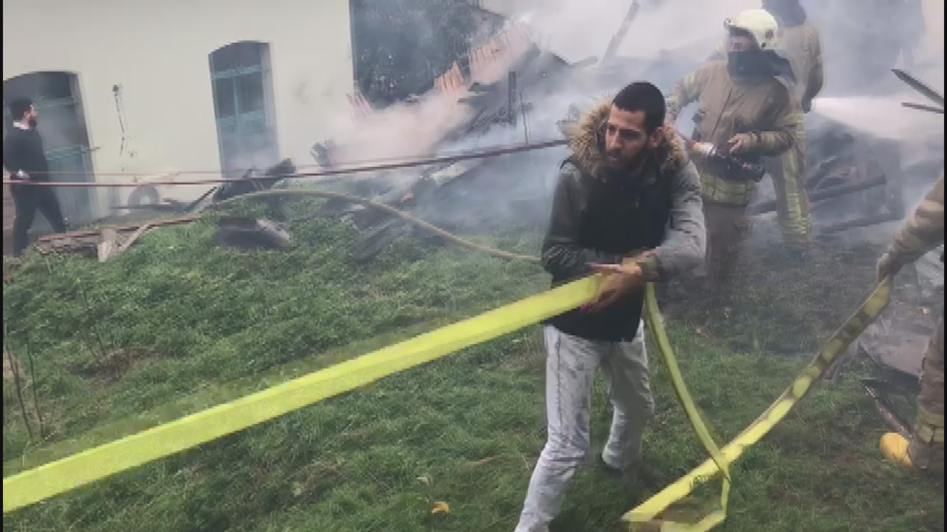 Beyoğlu’nda yanan ahşap bina küle döndü - Resim : 6