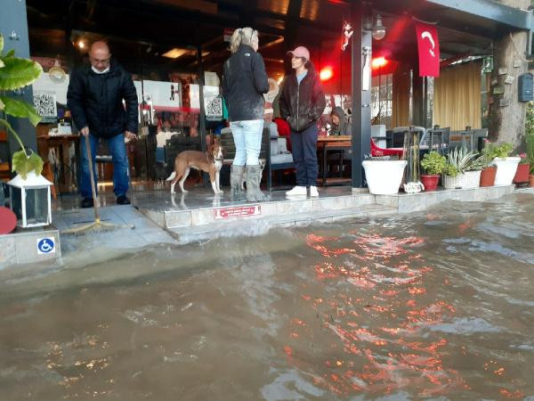 Köyceğiz Gölü taştı, restoran ve kafeler su altında kaldı - Resim : 2