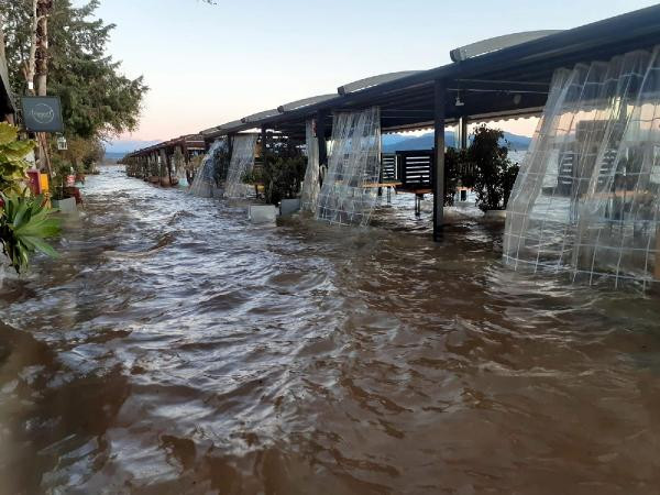 Köyceğiz Gölü taştı, restoran ve kafeler su altında kaldı - Resim : 1