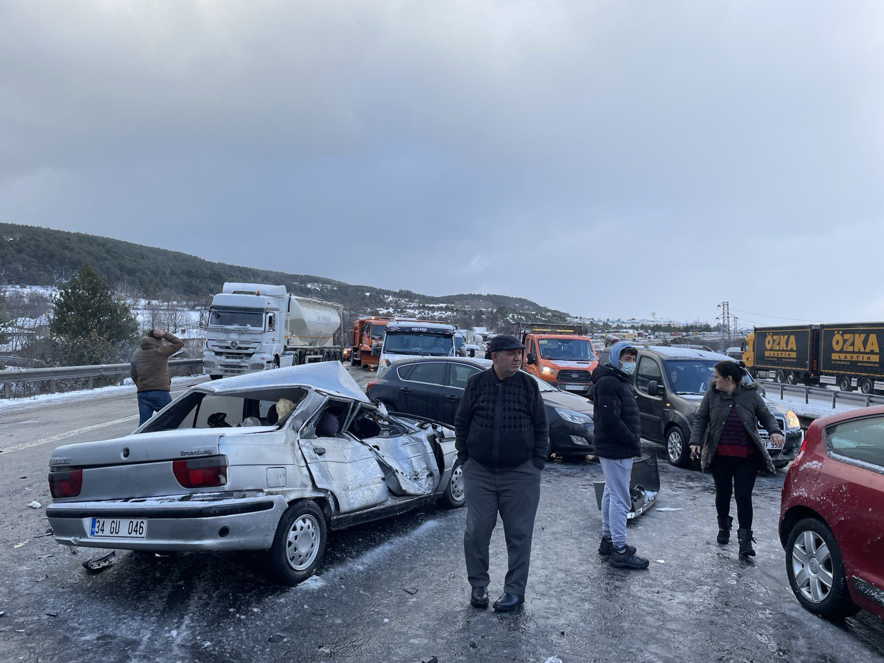 Anadolu Otoyolu'nda zincirleme kaza. İstanbul'a ulaşım durdu - Resim : 3