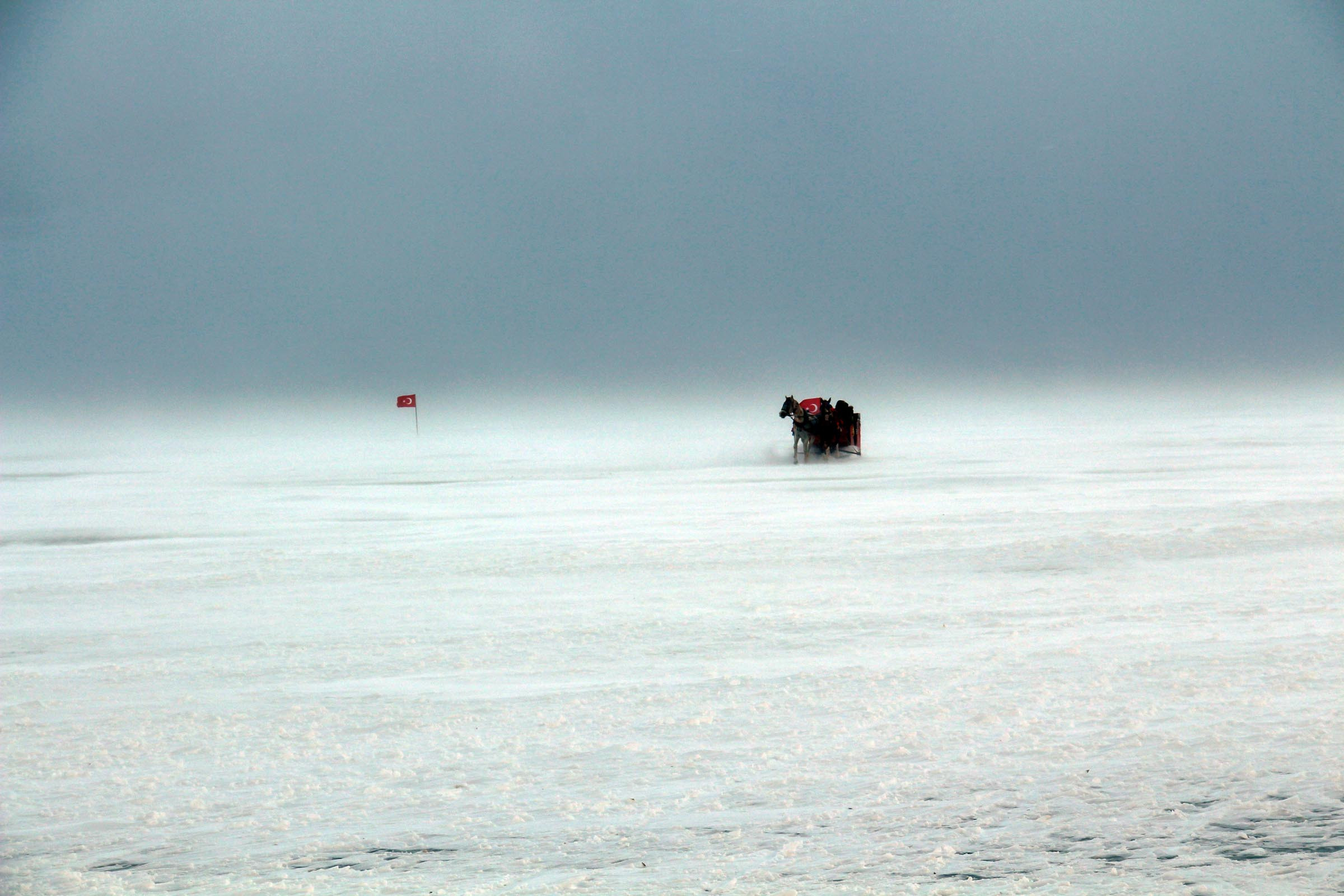 CHP'li belediye başkanları, Çıldır Gölü'nde tipiye tutuldu - Resim : 9