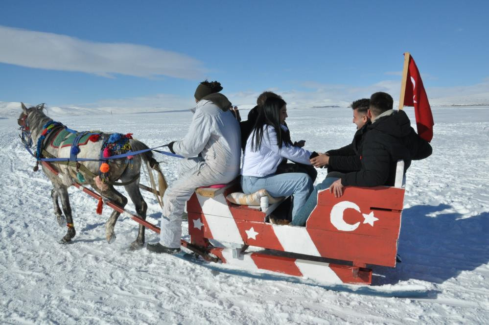 Çıldır Gölü'nde atlı kızak keyfi - Resim : 9
