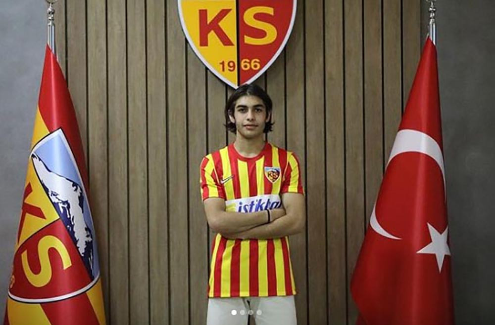 Kayserispor genç futbolcusu Hayrullah ile 4,5 yıllık sözleşme imzaladı - Resim : 1