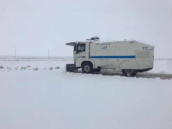 Mardin Kızıltepe'de kar temizleme çalışmalarına TOMA'lar da katıldı - Resim : 1