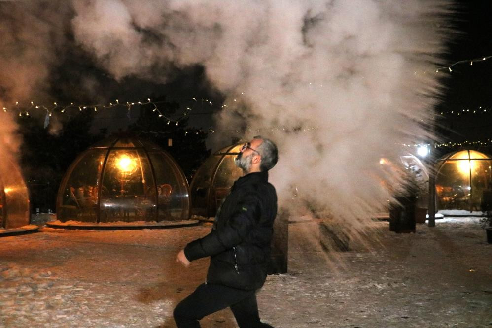Havaya atılan su yere buz olarak düştü - Resim : 1