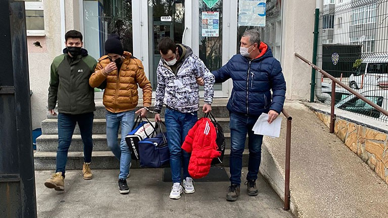 Marketten 19 şişe alkol çalan zanlılar tutuklandı - Resim : 1