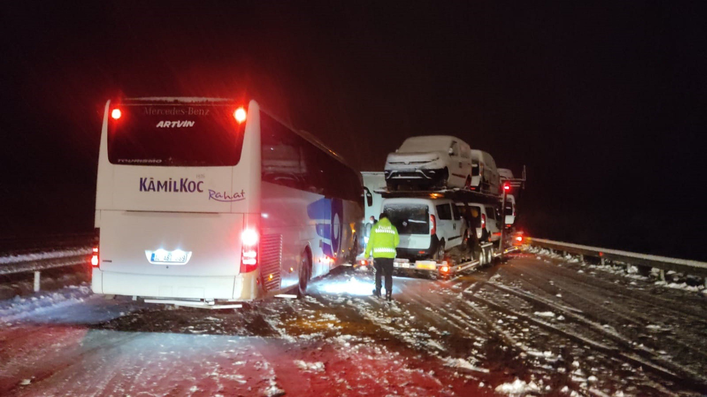 D-100’de buzlanma kazaya yol açtı: 8 araç birbirine girdi, 9 kişi yaralandı - Resim : 3