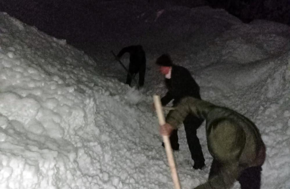 Yüksekova'da çığ düştü 20 kişi mahsur kaldı - Resim : 2