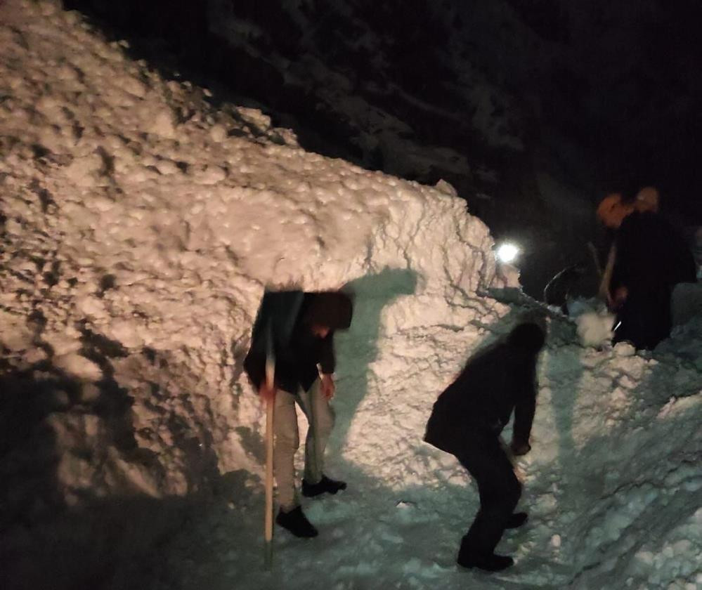 Yüksekova'da çığ düştü 20 kişi mahsur kaldı - Resim : 3