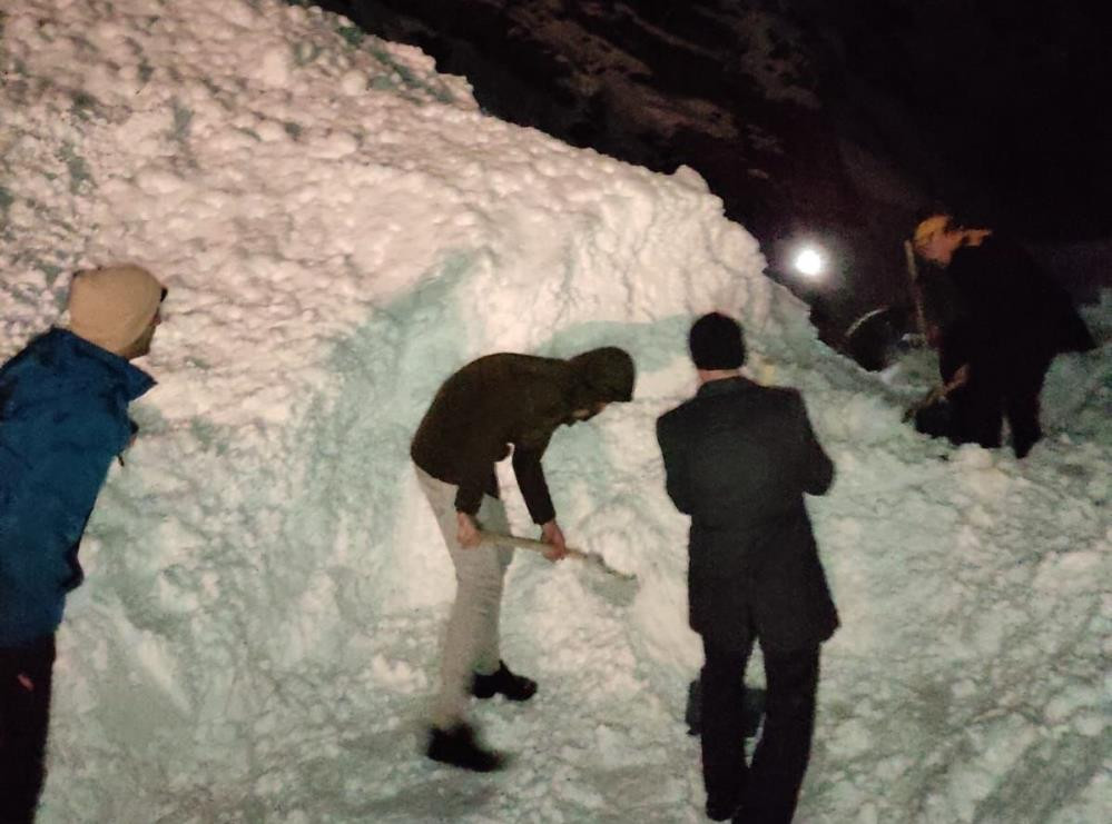 Yüksekova'da çığ düştü 20 kişi mahsur kaldı - Resim : 4