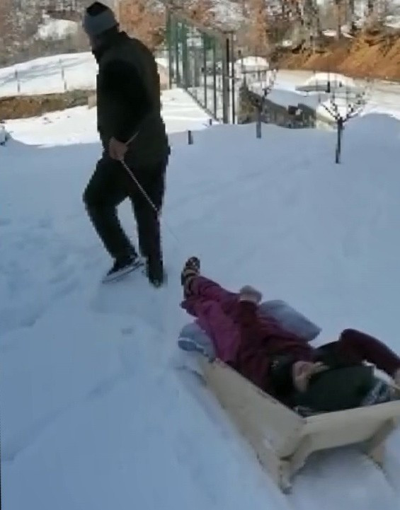 Bir alkış da köy muhtarına! Engelli kız hayatında ilk defa kızakla kaydı - Resim : 1