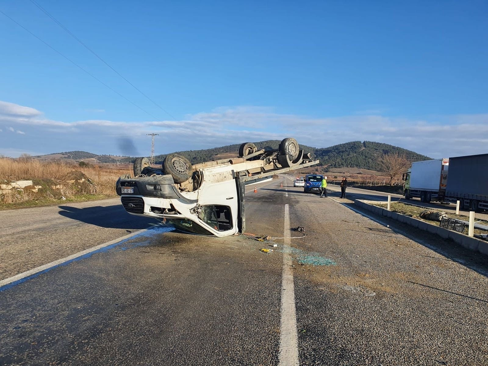 Takla atan kamyonetteki 2 kişi yaralandı - Resim : 1