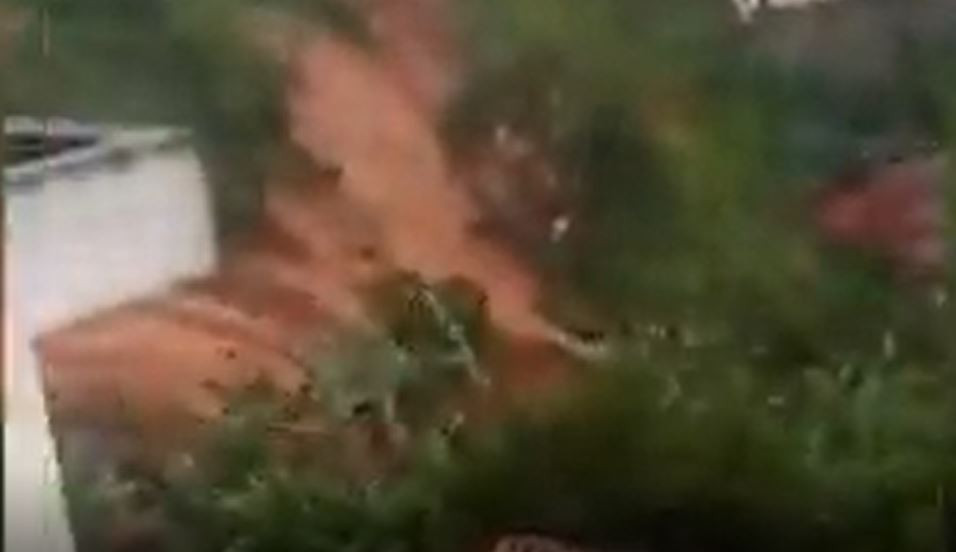 Toprak kaydı can pazarı yaşandı. Çığlık sesleri kulakları sağır etti - Resim : 2