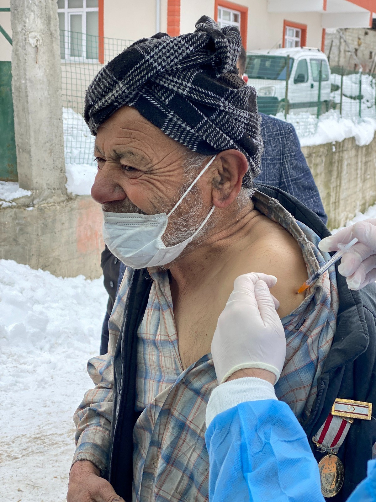 Göl, tepe, karlı yolları aşan ekipler aşı mesaisinde - Resim : 11