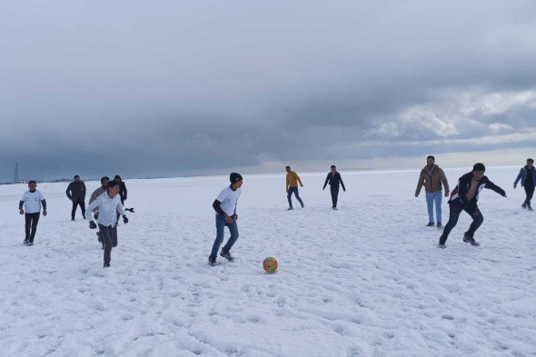 Donan göl gençlere futbol sahası oldu! - Resim : 2