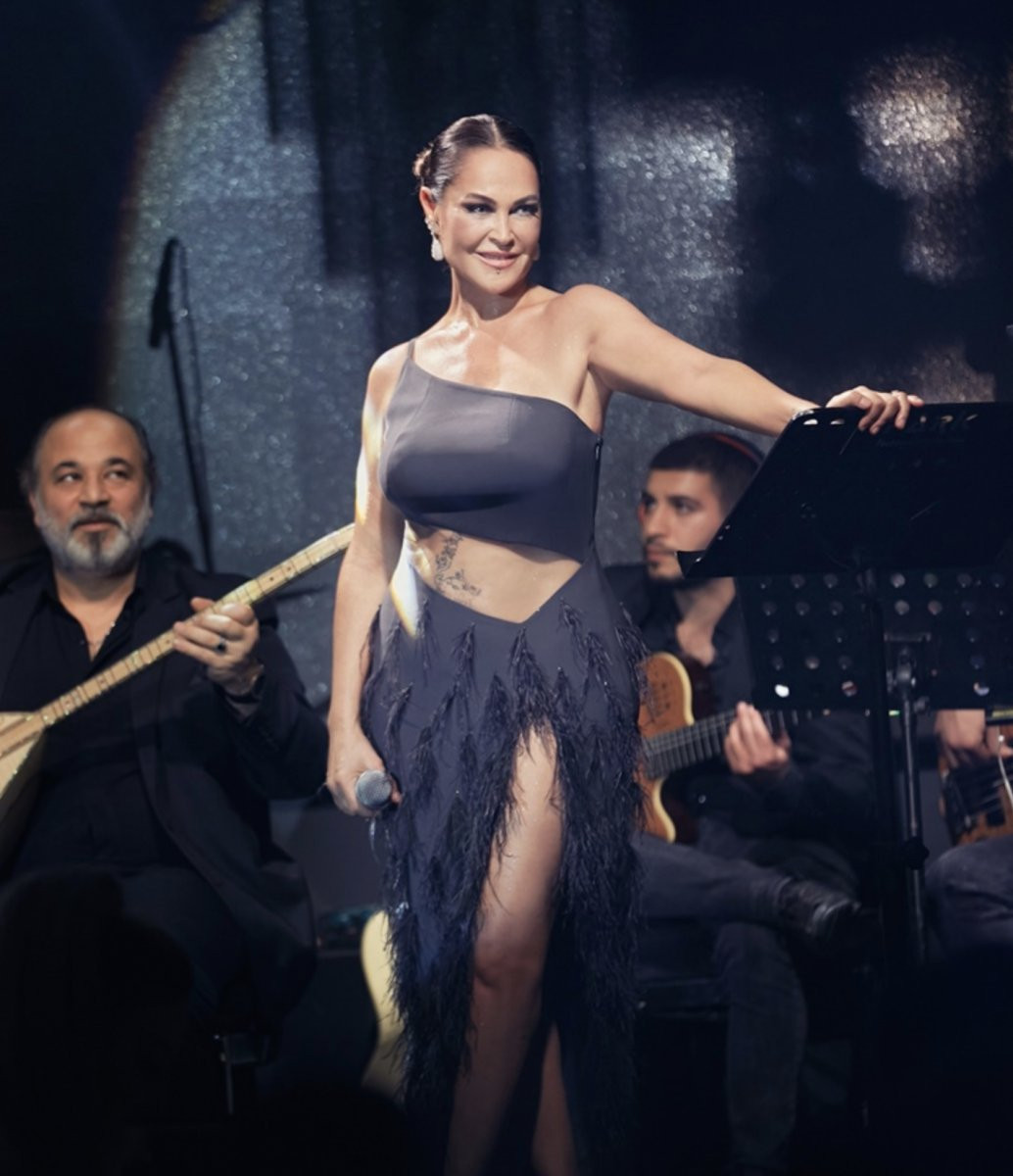 Gülşen'e destek veren Hülya Avşar'dan iddialı sahne kıyafeti - Resim : 2