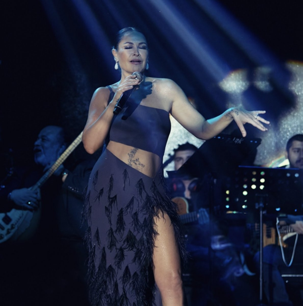 Gülşen'e destek veren Hülya Avşar'dan iddialı sahne kıyafeti - Resim : 3