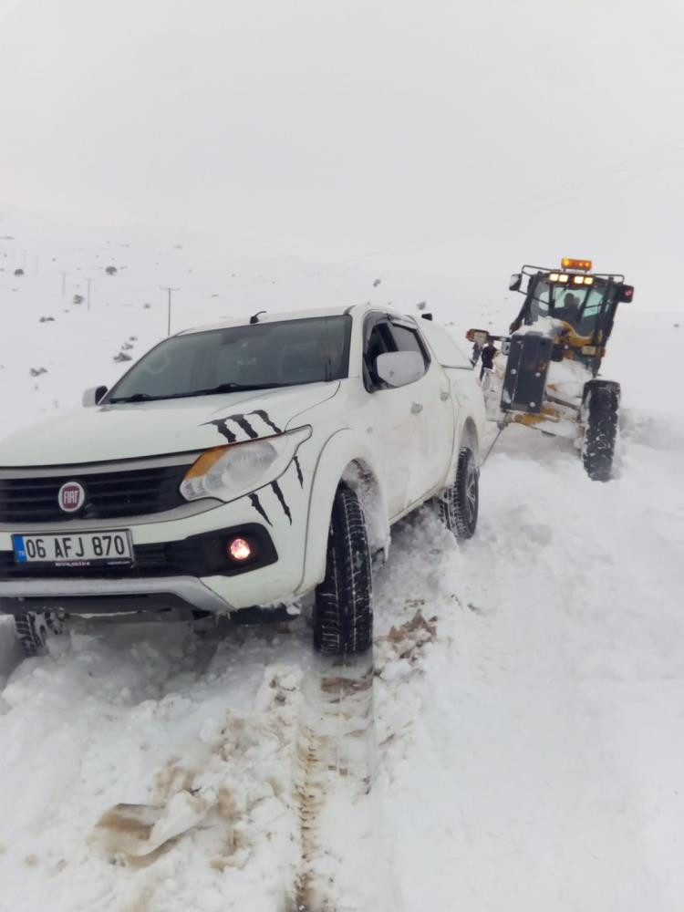Araçları kara saplanan 4 kişinin zamanla yarışı - Resim : 2