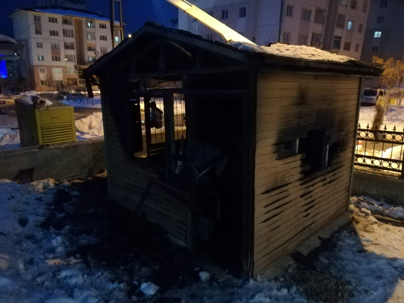 Isınmak isterken kulübeyi yaktılar - Resim : 2