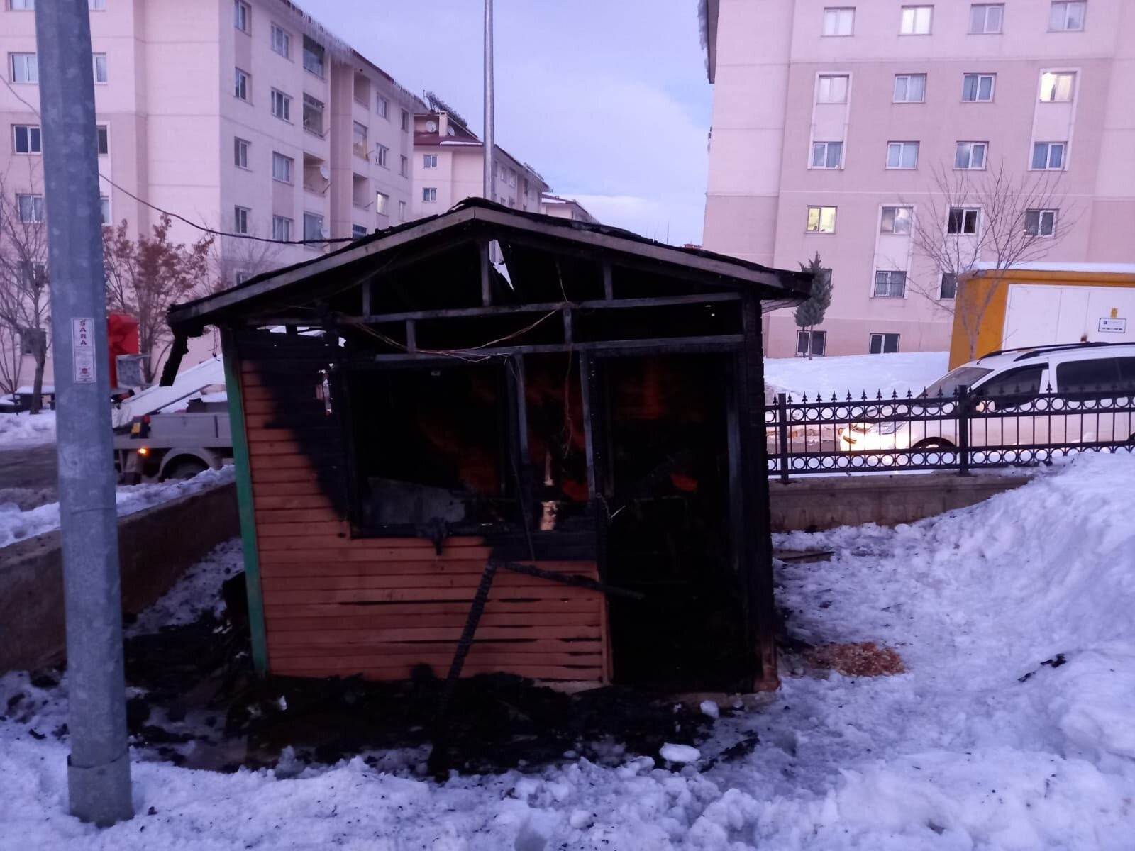 Isınmak isterken kulübeyi yaktılar - Resim : 3