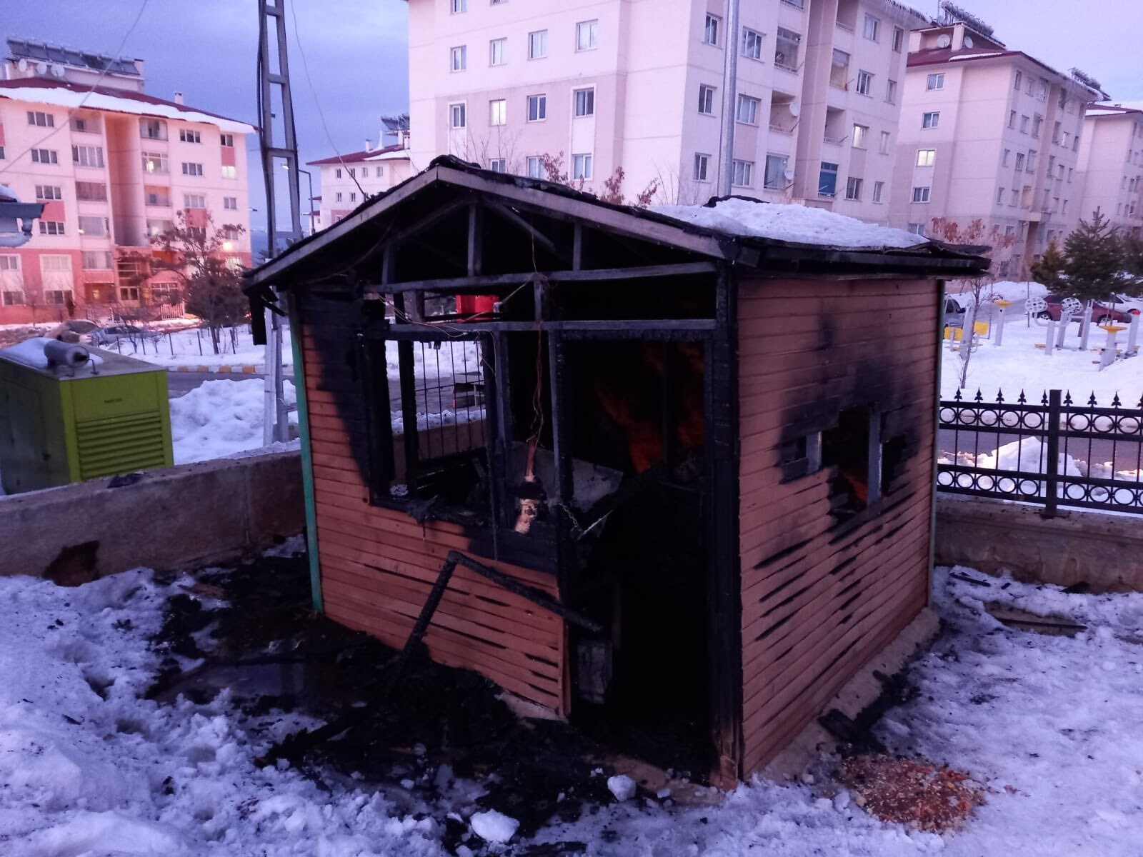 Isınmak isterken kulübeyi yaktılar - Resim : 4