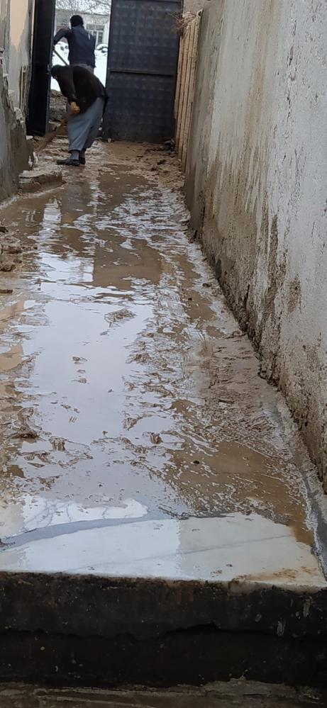 Boru patladı evleri su bastı - Resim : 2