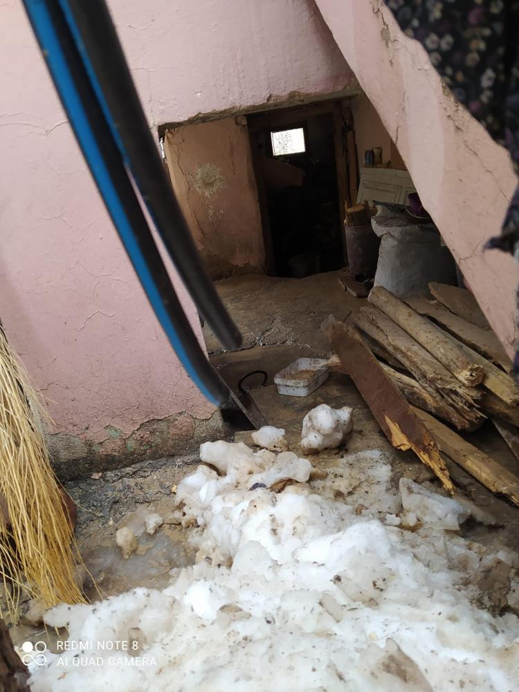 Boru patladı evleri su bastı - Resim : 3