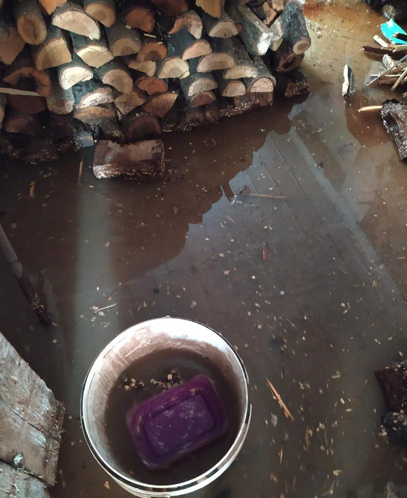 Boru patladı evleri su bastı - Resim : 4