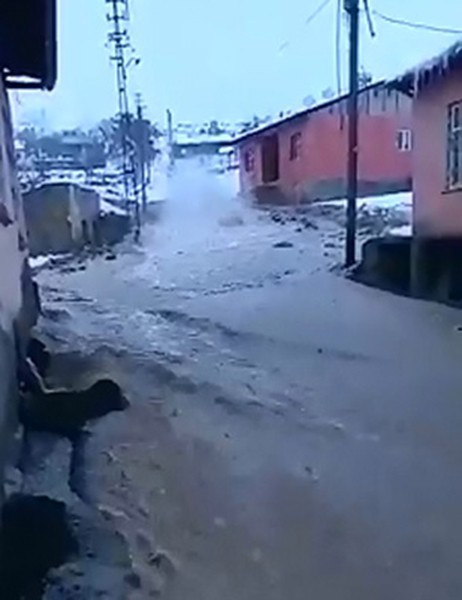 Boru patladı evleri su bastı - Resim : 5