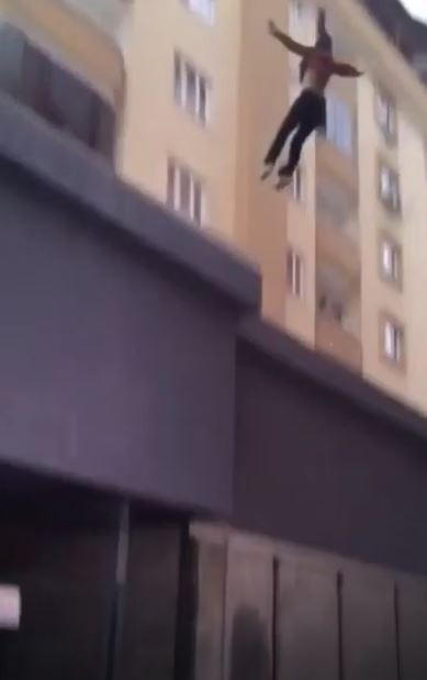 Yapma, atlama sözlerini dinlemedi! 18 yaşındaki genç kızın terastan düşme anı cep telefonuyla kaydedildi - Resim : 1