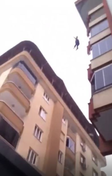Yapma, atlama sözlerini dinlemedi! 18 yaşındaki genç kızın terastan düşme anı cep telefonuyla kaydedildi - Resim : 2