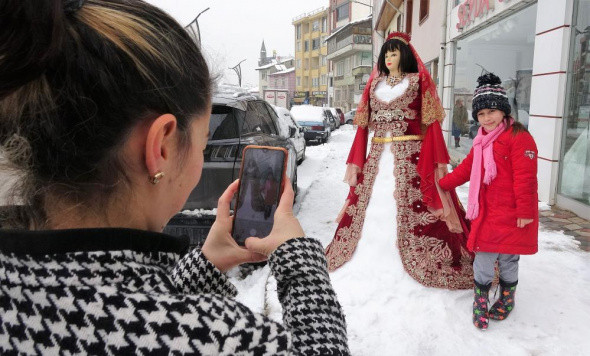 Kardan kadın yaptı. Bindallı giydirdi - Resim : 2