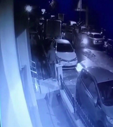 Çekmeköy’de apartmanın bahçe kapısını çaldılar - Resim : 2