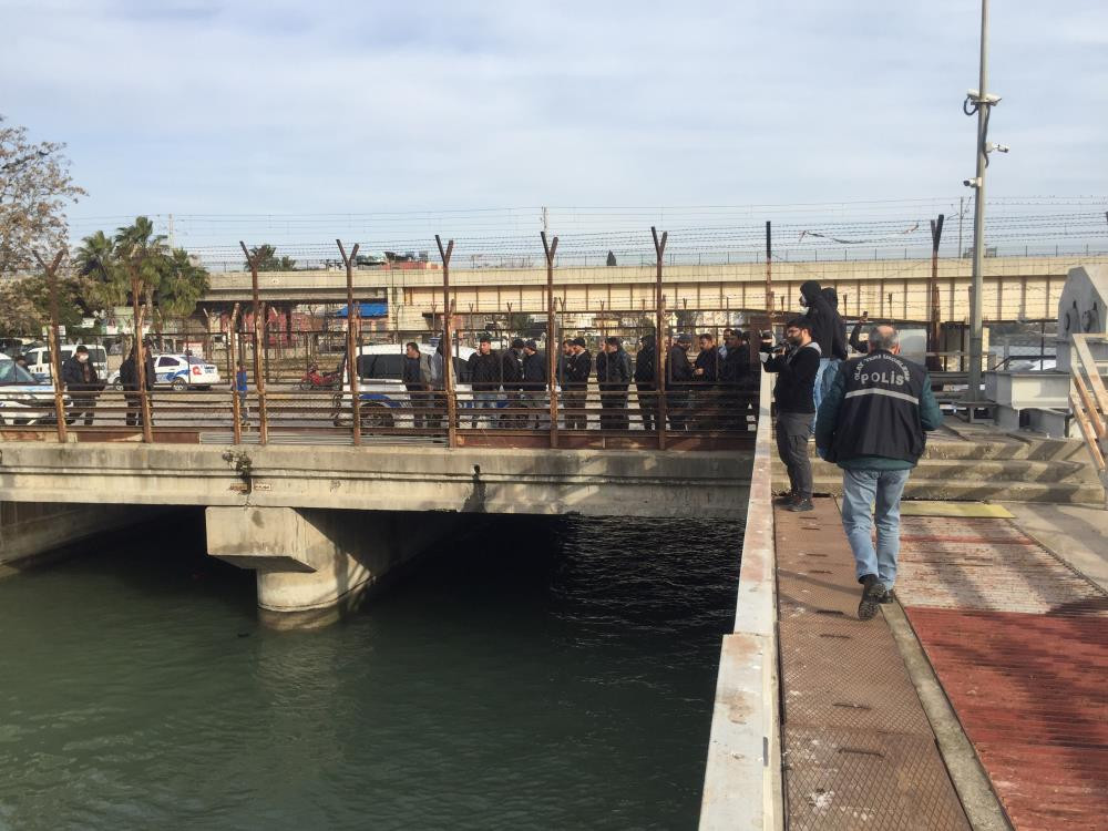 Nehirdeki ceset vinçle çıkartıldı - Resim : 2