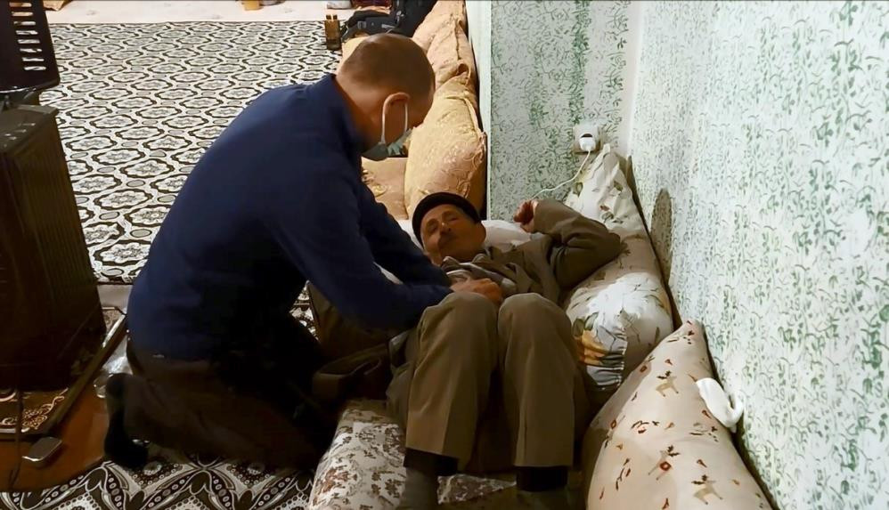 Mahsur kalan doktor dağcılar köylülere şifa dağıttı - Resim : 8