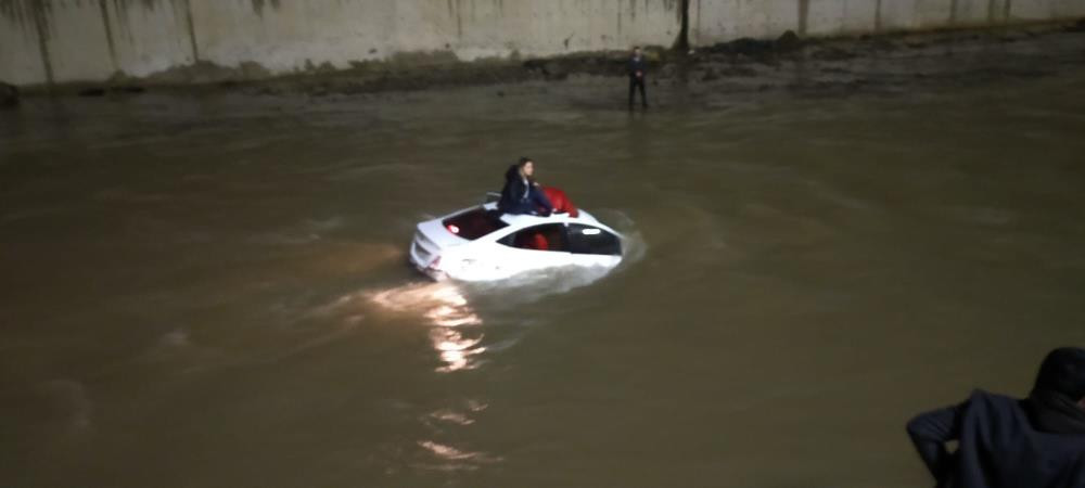 Araçlarının tavanında kurtarılmayı böyle beklediler - Resim : 1