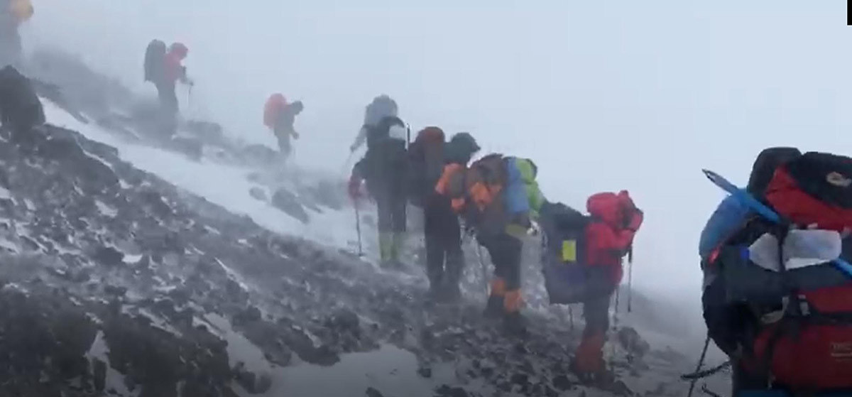 İranlı dağcılar Ağrı Dağı’nda ölümden döndü - Resim : 11