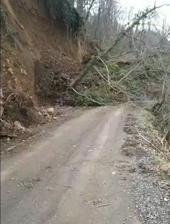 Baba ve oğlu heyelandan son anda kurtuldu - Resim : 4