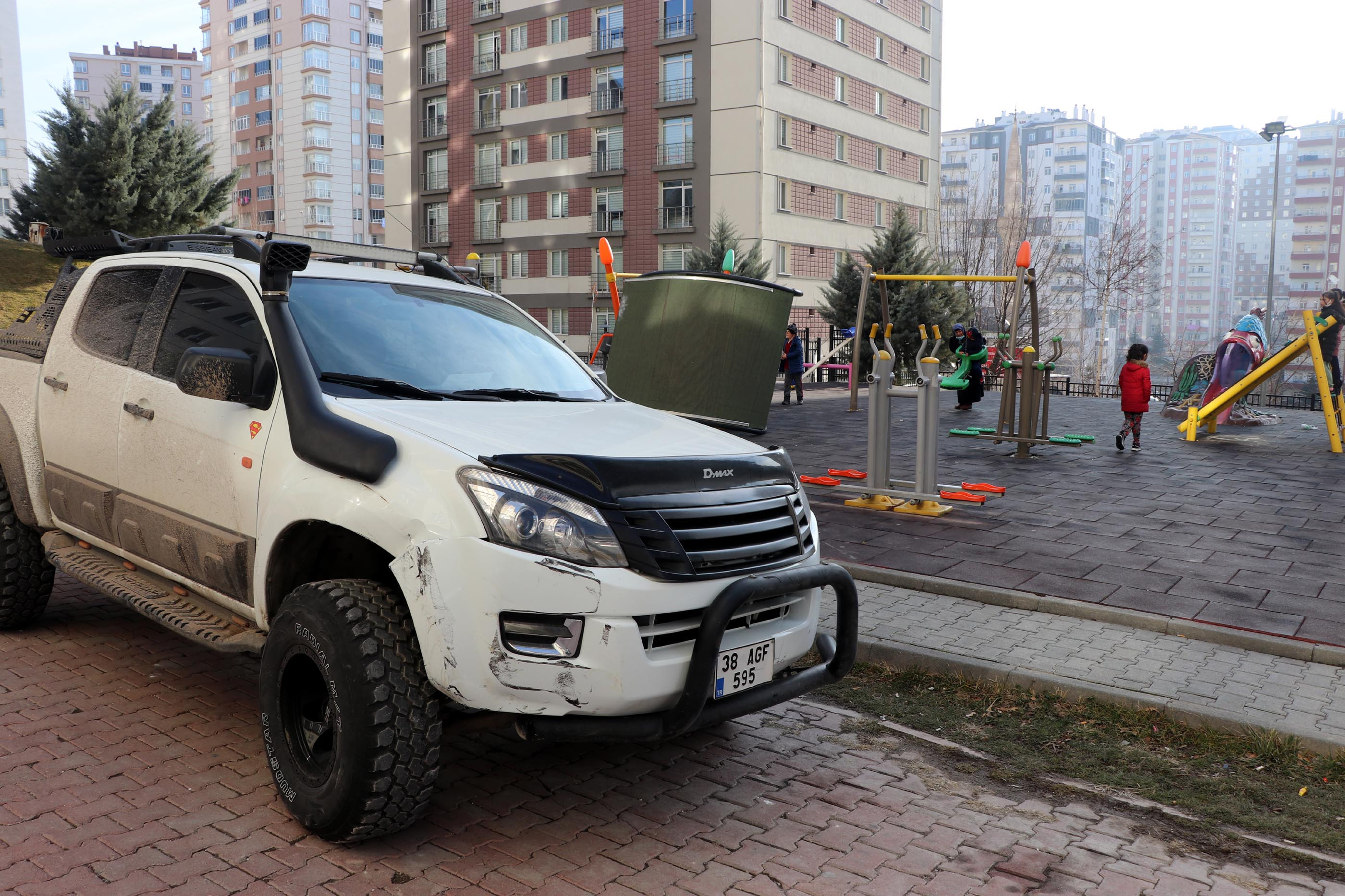 Freni bozulan kamyonet parktaki kameriyeye çarptı: 2 yaralı - Resim : 2