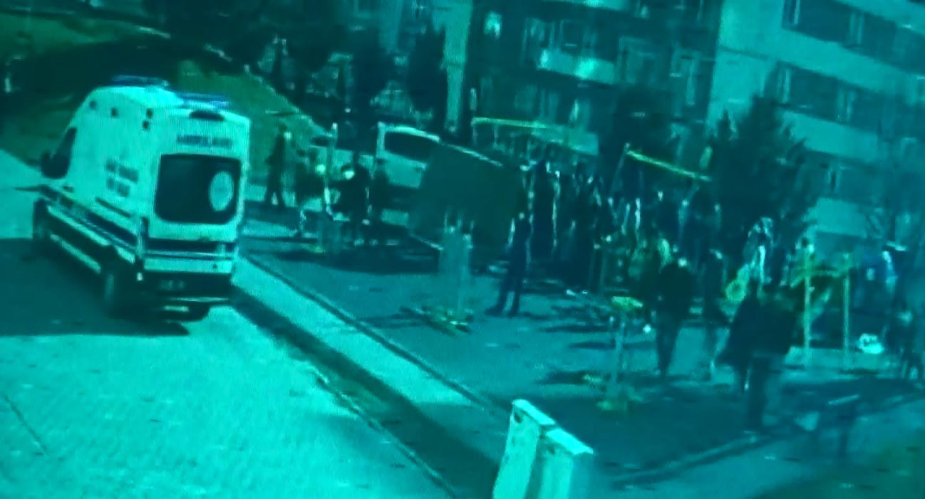 Freni bozulan kamyonet parktaki kameriyeye çarptı: 2 yaralı - Resim : 3