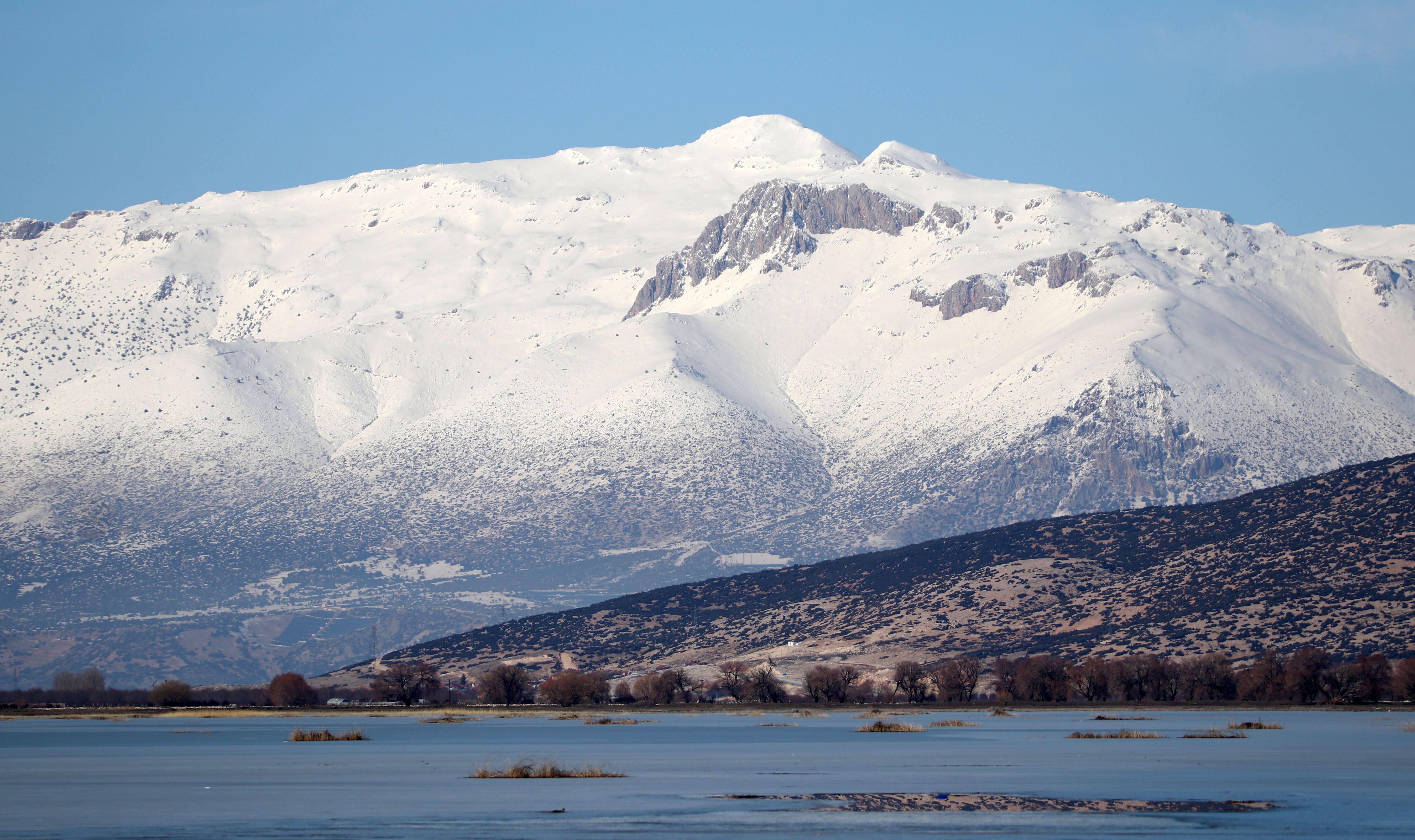 Tamamen kuruyan Avlan Gölü'nde 'su' sevinci! Tamamen kurumuş hayvanlar otluyordu… - Resim : 4