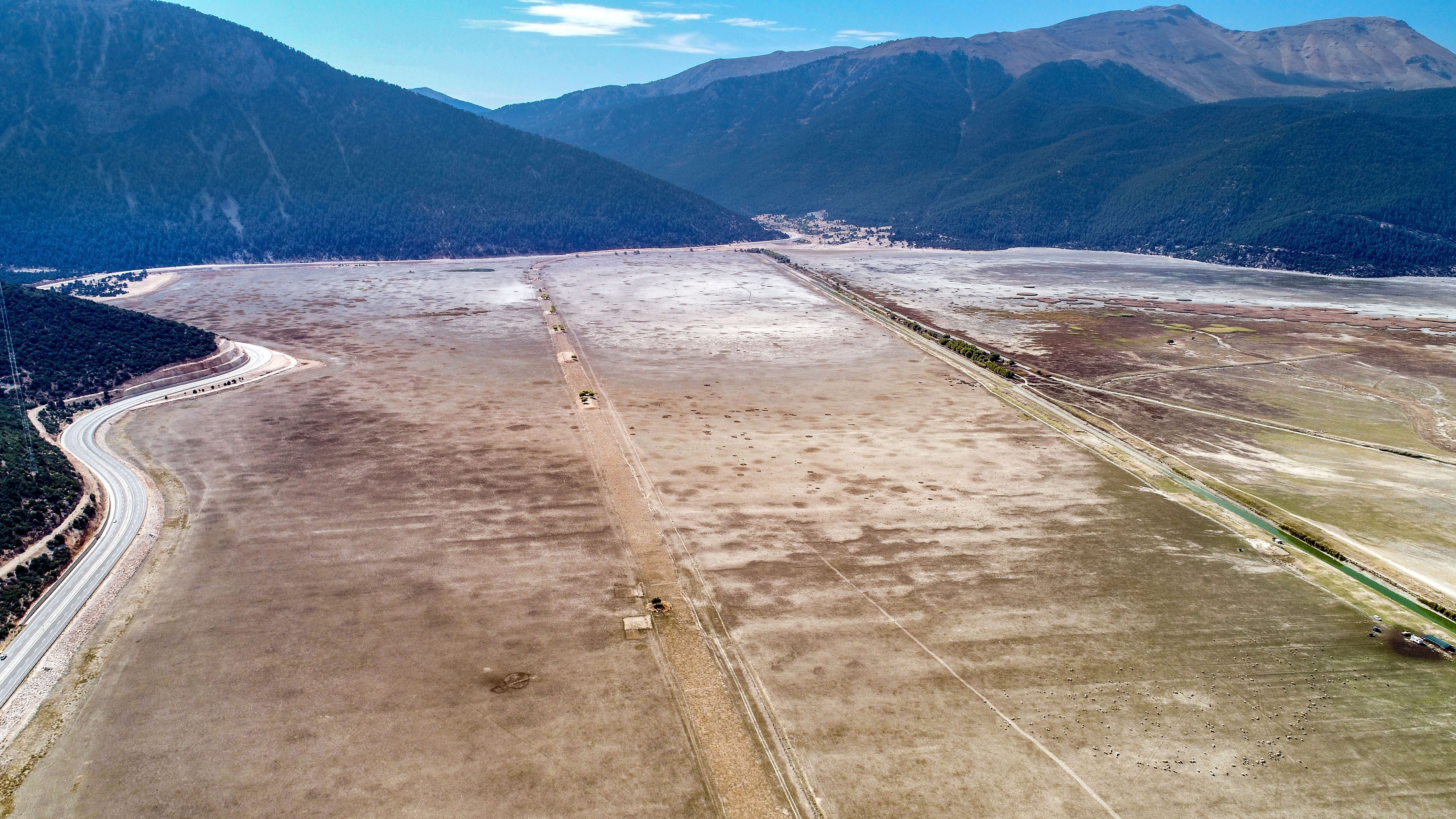 Tamamen kuruyan Avlan Gölü'nde 'su' sevinci! Tamamen kurumuş hayvanlar otluyordu… - Resim : 11